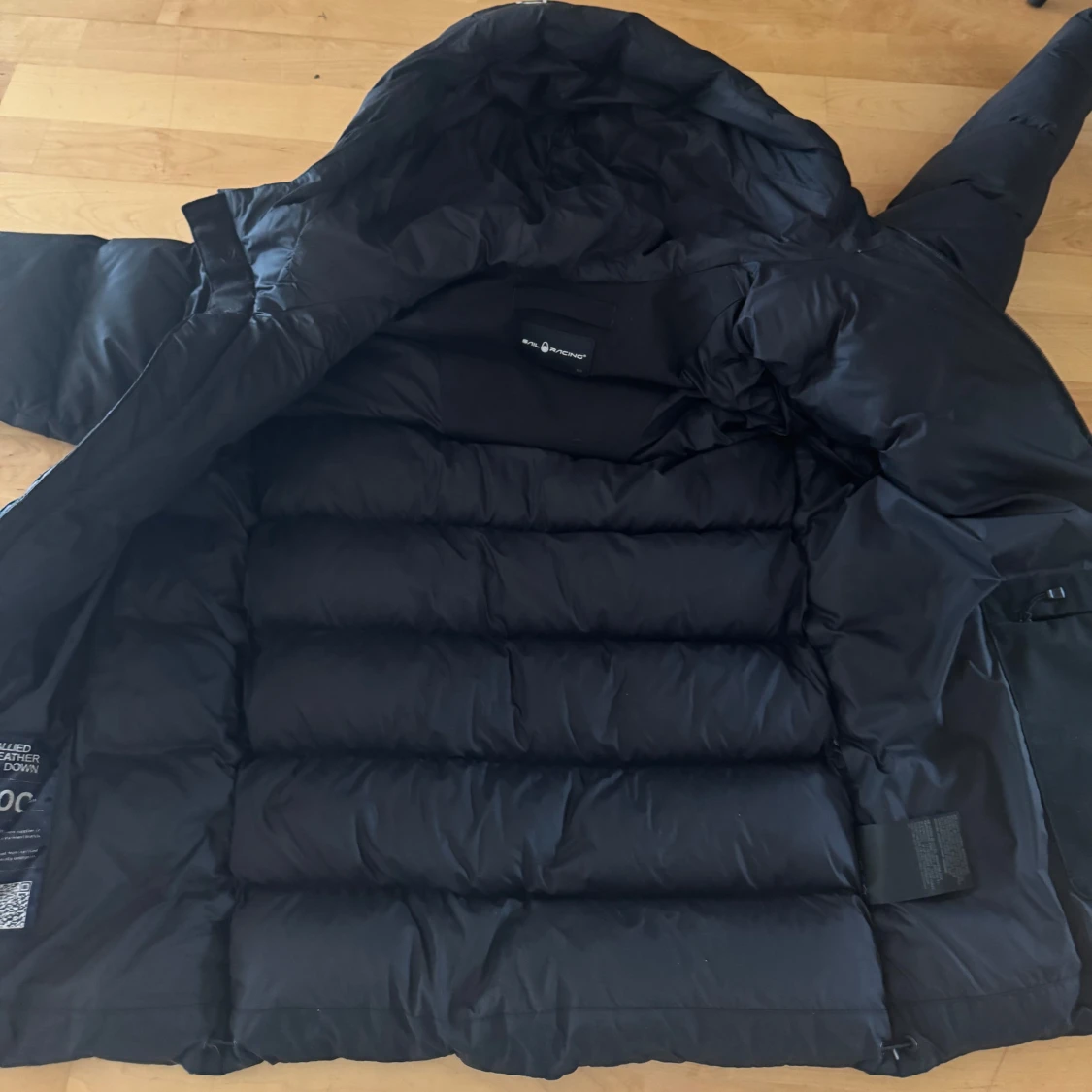 Svart dunjacka från Sail Racing