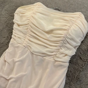 Vit klänning  - Vit klänning från Asos! Aldrig använd 💕