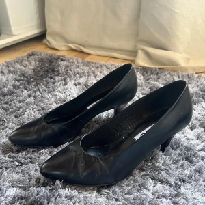 Svarta pumps från Ecco - Snygga svarta pumps från Ecco i skinn med spetsig tå och klack. Perfekta för en elegant look. Klassisk design som passar till många tillfällen.