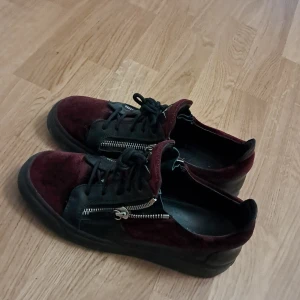 Giuseppe Zanotti skor - Otroligt snygga Giuseppes i storlek 41, passar säkert 42. Skicket är väldigt bra. Box ingår. Jag kan tänka mig att gå ner i pris vid snabb affär. Skriv vid frågor eller funderingar!!🤩