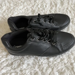 Svarta sneakers från Cronist - STORLEK 40. Helt nya, oanvända. Snygga svarta sneakers i läder från Cronist med snörning. Pris kan diskuteras. 