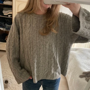 Stickad tröja - Superfin kabelstickad tröja💓