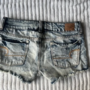 lågmidja Jeansshorts från American Eagle - Snygga lågmidja jeansshorts från American Eagle. Storlek 0 eller XS!