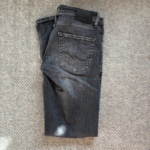 Grå jeans från Jack & Jones - Snygga grå jeans från Jack & Jones med en tapered passform | Storlek 30 34 | Nypris:499|