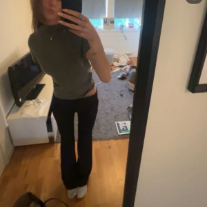 Svarta kostymbyxor - Eleganta svarta kostymbyxor från bibok i strl 36 knappt använda då dom blivit för stora! Byxorna är i modellen Vera tall!