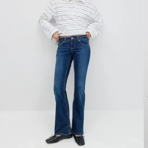 Bootcut jeans - Lågmidjade bootcut jeans från gina med supersnygga detaljer på fickorna✨ aldrig använda🫶