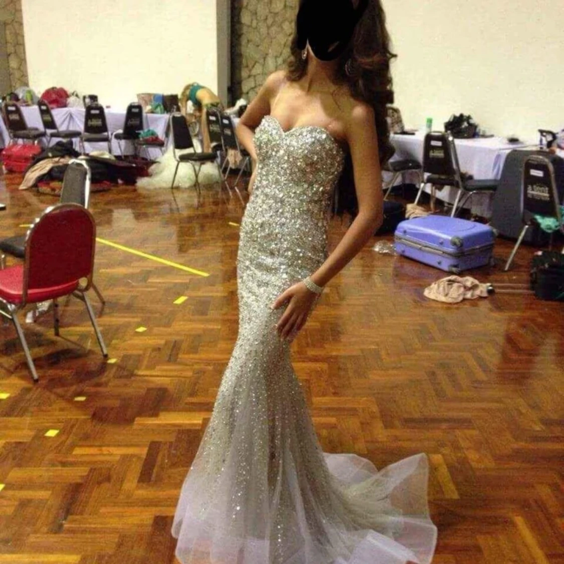 Glittrig axelbandslös långklänning - 1