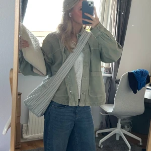Tygväska - Säljer en randig crossover väska! Super fin nu till vår och sommar!💕