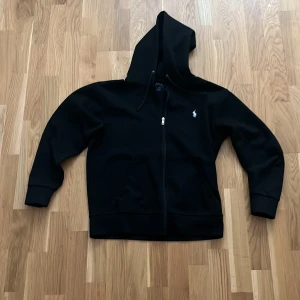Svart hel zip från Ralph Lauren - Säljer min hel zip från Ralph lauren i nyskick utan deffekter , storlek S och passar mellan 170 cm - 180 . Priset kan diskuteras vid snabb affär
