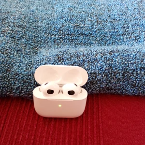 Nya trådlösa hörlurar  - Jag säljer ett par trådlösa hörlurar. Det är så bra ljud i dom. Jag tycker nästan att dom är lika bra ljud i som Apples. Men dessa är inte Apple. OBS jag möts helst och lämnar över.