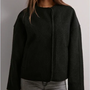 Svart teddyjacka - Säljer min jacka ifrån Nelly, har använt ett fåtal gånger. Storlek xl då den är liten i storleken.