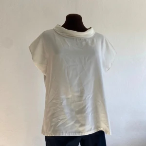 Vit linne med krage - I mycket gott skick och inga fläckar.  Ingen lapp så märke samt storlek är okänd.  Men passar M