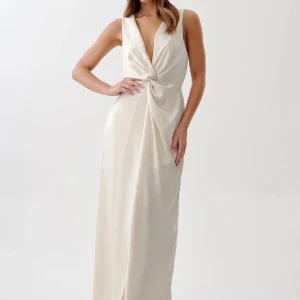 Balklänning  - Säljer denna fina balklänning i en krämvit/champe färg! Helt ny och aldrig använd 😊 Slutsåld på hemsidan, ordinarie pris är 1 400kr.