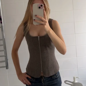 Brun populär topp från Zara - Jättesnygg topp från Zara med dragkedja. Väldigt populär och färgen är slutsåld. Säljer då jag har två. Den här är aldrig använd, endast testad🥰