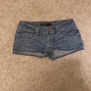 Only shorts - Säljer dessa supercoola jeansshorts ifrån Only. De är i bra sick och utan skador. Coola fickor på baksidan med olika nyanser av blå❤️‍🔥