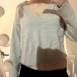 Beige stickad tröja - Säljer en beige stickad tröja med v-ringning. Från Bik Bok i storlek XS🤍