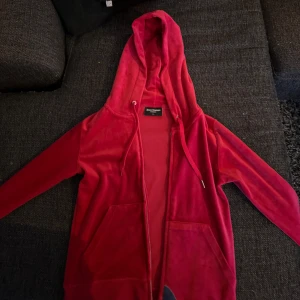 Juicy Couture set - Säljer mitt röda juicy set, några metall grejer har lossnat från snörena både på tröjan och på byxorna men annars super fint skick! Tröjan är i xs och byxorna i xxs och passar perfekt om man är S i vanliga fall! 