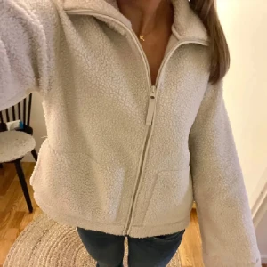 Beige teddyjacka med dragkedja - Mysig beige teddyjacka från h&m i stl xs med dragkedja framtill. Supermysig!