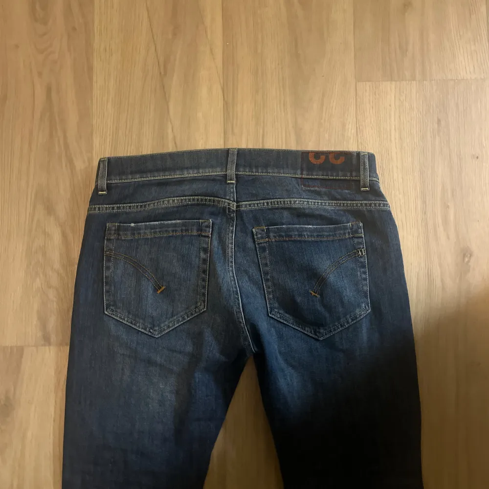 Snygga blå jeans med klassisk femficksdesign och knappgylf. Perfekta för en avslappnad stil. De har en normal passform och är tillverkade i slitstarkt denim.. Farkut & Housut.