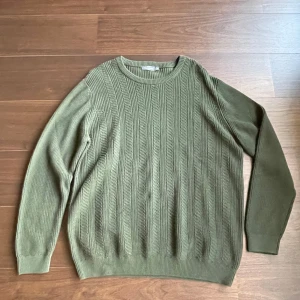 Olivgrön stickad tröja från Dressmann - Säljer en olivgrön stickad tröja från Dressmann.                                           Aldrig använd.