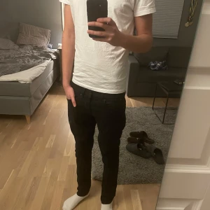 Dondup jeans - Snygga svarta Dondup jeans i storlek 31. De är i väldigt bra skick och har inga defekter. Hör av dig om du har några frågor.