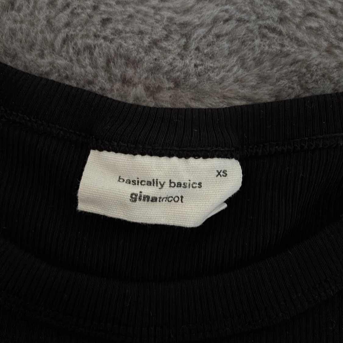 Svart basic långärmad tröja från Gina Tricot - 1