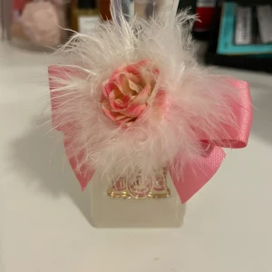 Viva La Juicy Glace - Charmig parfymflaska från Juicy Couture, 30ml unifär hälften kvar. Perfekt för den som älskar en lyxig och feminin stil.