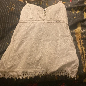 2014 boho chick top  - Jättefint linne med jättefina detaljer, köpt typ 2015 men har ej blivit till så mycket användning så säljer vidare den 🤍