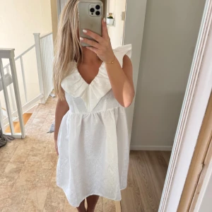 Studentklänning  - Fin studentklänning från byic med lappar kvar 