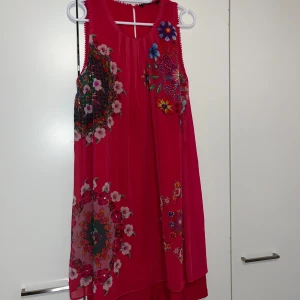 Tunika - Ihana punainen tunika. Koko 40. Kaikai n 46cm. Kissatalous MMM Mikäli hinta ei miellytä tarjoa rohkeasti Katsothan myös muut ilmotukseni!!