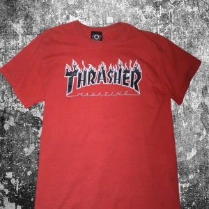 Thrasher t-shirt - Tvär fett thrasher tröja använt ett par gånger trycket har en spricka på bild 2 men säljer för bra priss size M