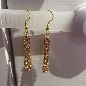 Örhängen - Säljer ett par egentillverkade örhängen med kedja som hänger ner ⭐️