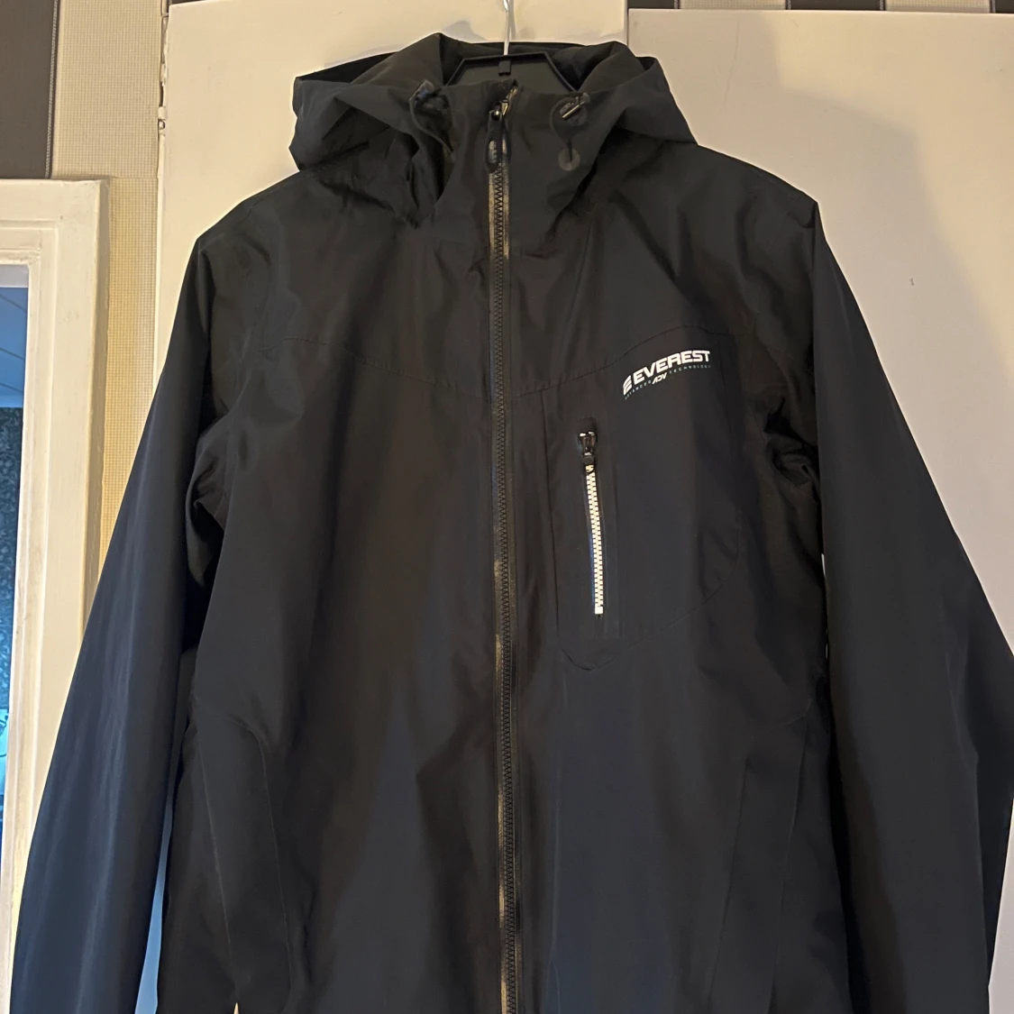 Svart vindjacka från Everest
