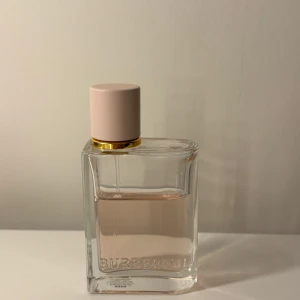 Burberry Her - Burberry her parfym 30 ml men använd som bilden visar💗välj gärna frakt via instabox