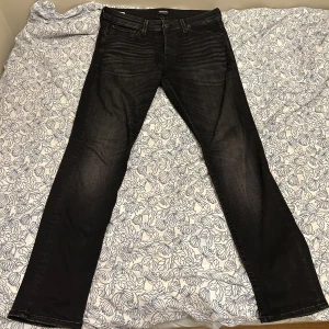 Jack & Jones jeans - W32 L32. Väldigt mycket stretch i dessa jeans. 