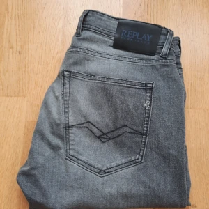 Replay grover jeans - Snygga grå jeans från Replay i modellen Grover De har en slim fit och klassisk femficksdesign. Byxorna är riktigt snygga och är i gott skick⚜️ Storleken på byxorna är 32/34📏 Vid frågor eller prisförslag får du mer än gärna skicka ett medelande🤝📬