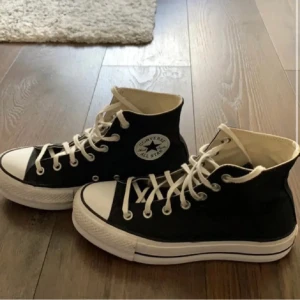 Svarta Converse All Star sneakers - Klassiska svarta Converse All Star sneakers med hög snörning och vit sula💕 Platå. Tvättar innan jag skickar såklart. Inga uppenbara defekter och inte jätteanvända. Overall bra skick!