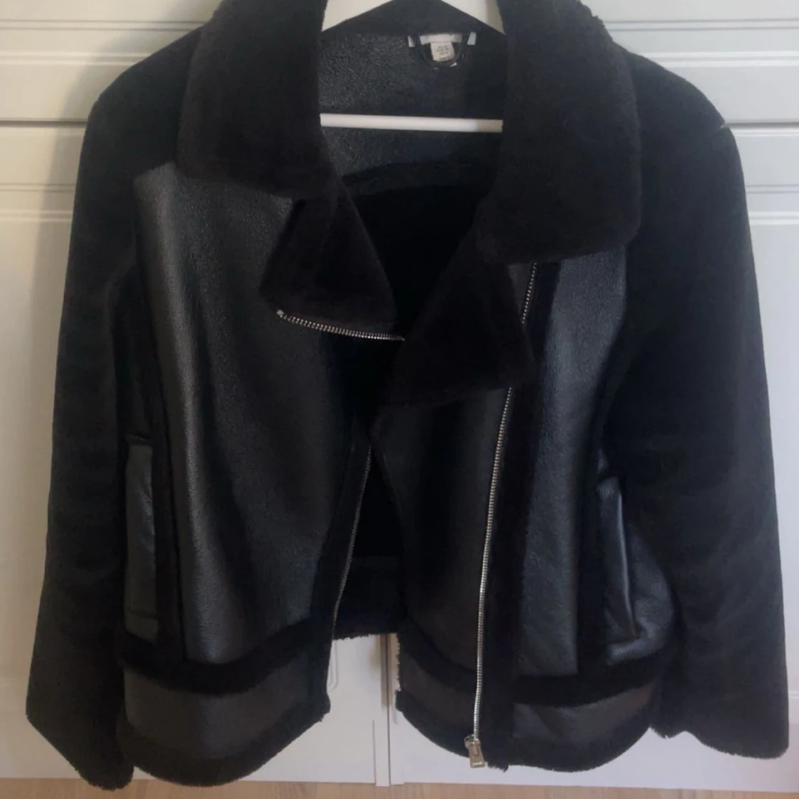 Svart jacka med pälsdetaljer