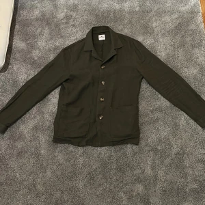 John Henric overshirt olivgrön  - John Henric Linne overshirt. Använd ett fåtal gånger och är i nyskick. Nypris 1199 pris kan diskuteras 