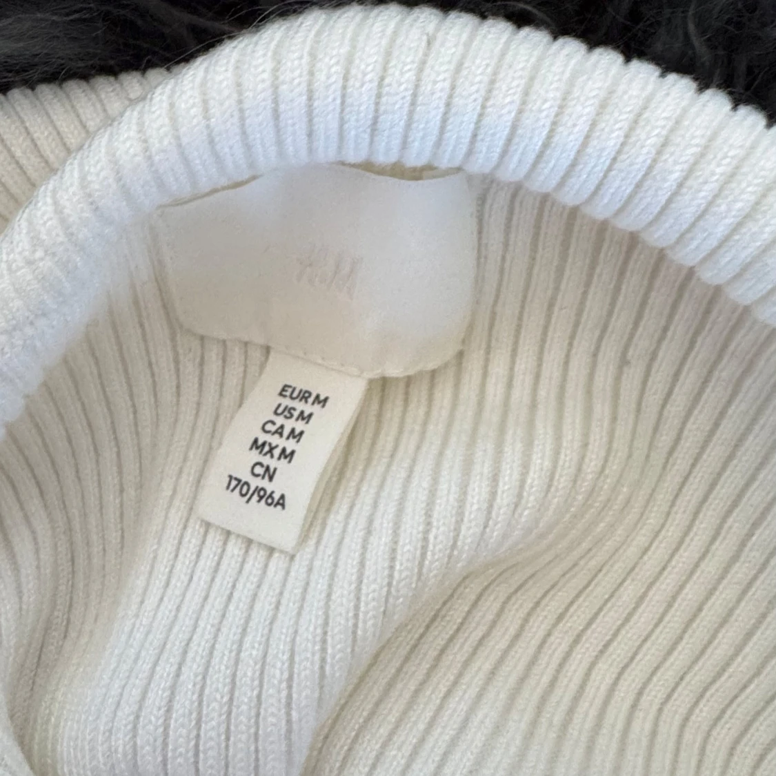 Vit ribbad offshoulder topp från H&M - 1