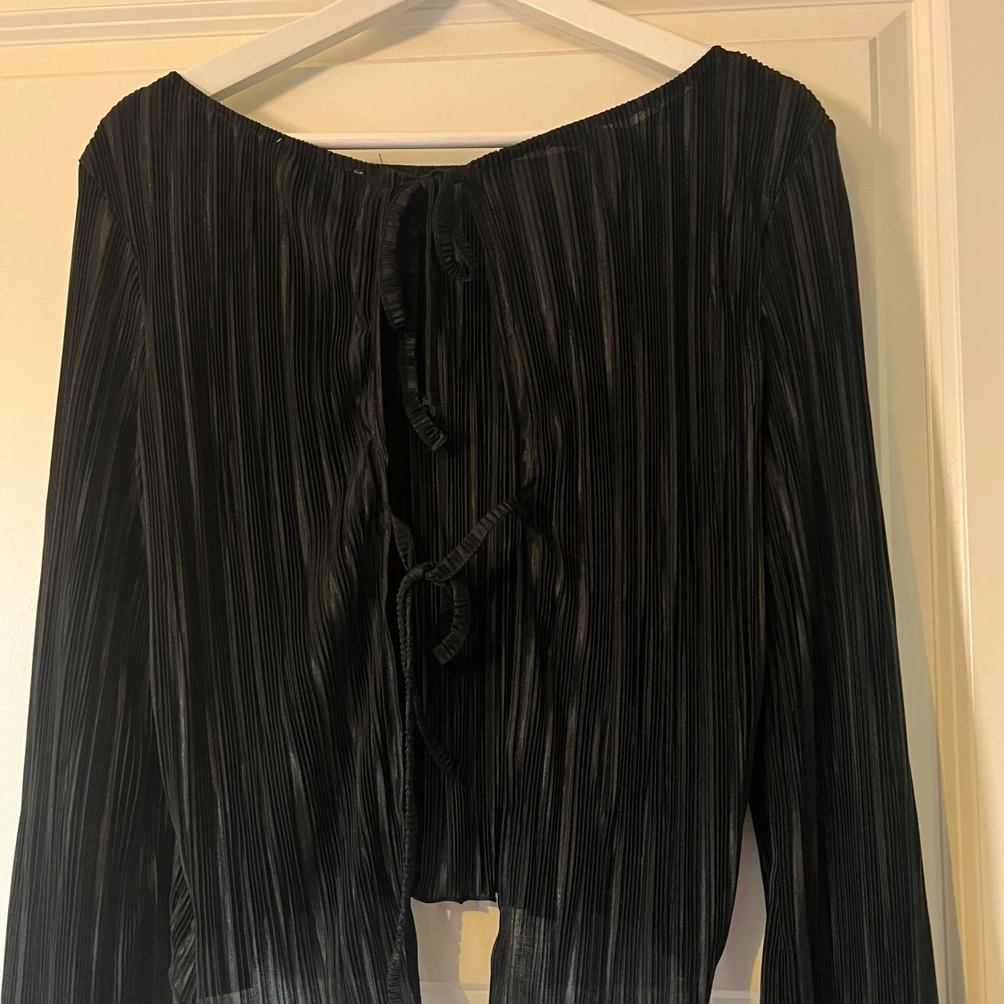 Svart plisserad blus från NA-KD - 2