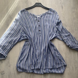 Skjorta/tunika - Jätte fin tunika från isolde i storlek L. Tunt och skönt material, perfekt för sommar. Bär på M men om man vill ha den lite oversized funkar de lika bra✨