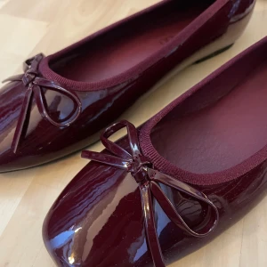 Vinröda ballerinaskor  - Aldrig använda. Storlek 37. 