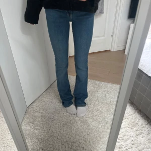 Zara jeans  - Snygga jeans från zara! De är i mycket bra skick o aldrig använda! De är bootcut och midwaist 