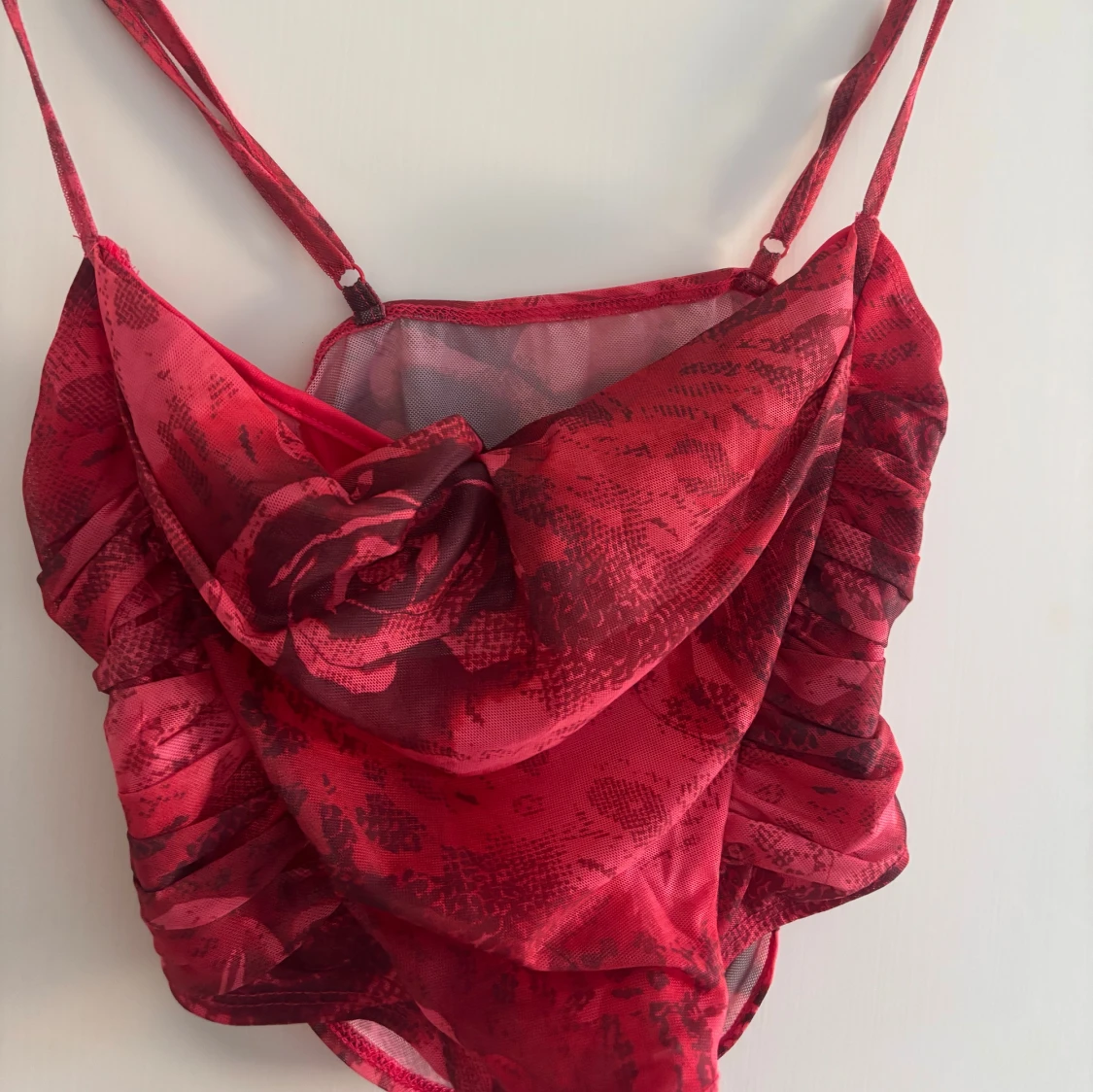 Röd elegant topp med rosor