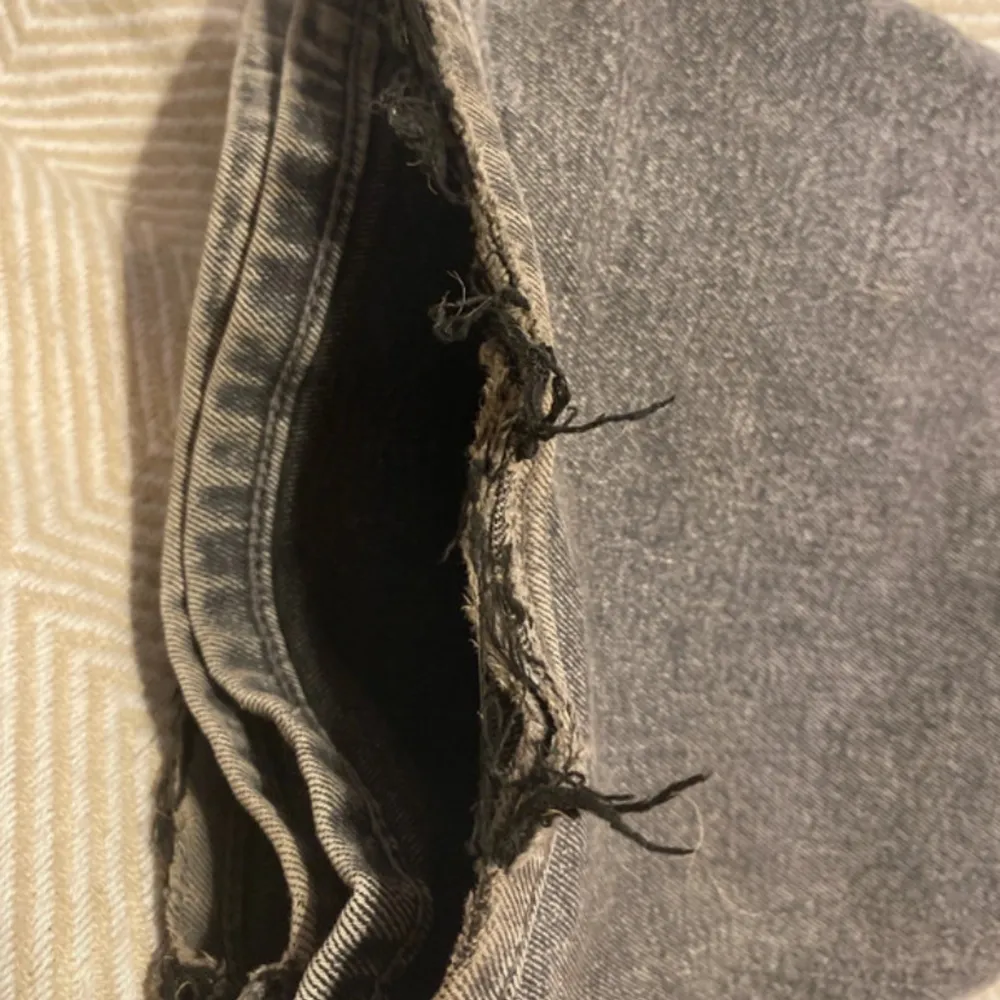 Säljer ett par grå bootcutjeans som är lågmidjade från H&M.. Farkut & Housut.