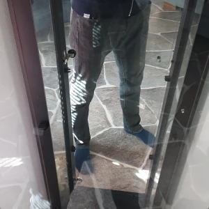 Grå jeansbyxor från Jack & Jones - Snygga grå jeansbyxor från Jack & Jones slim fit  jag har inte användat dem mycket Ska sälja pågrund av att storleken.