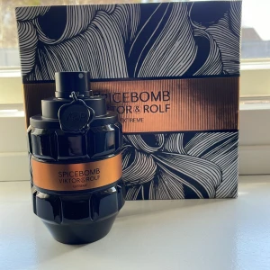 Spicebomb Extreme från Viktor & Rolf - Säljer en flaska Spicebomb Extreme från Viktor & Rolf. Flaskan har en unik design som liknar en granat, med en svart och kopparfärgad etikett. Parfymen kommer i en elegant förpackning med ett svartvitt mönster och inkluderar även en liten sprayflaska för resor. Perfekt för den som vill ha en intensiv och kryddig doft. Har tagit typ två spray. Och har 90 ml