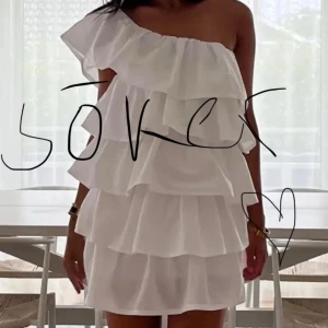 Vit axelbandslös klänning - Hej! Söker en liknande klänning! Pris kan diskuteras!!!❤️