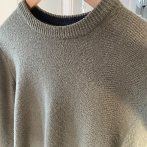 Mörkgrön stickad tröja - Säljer en stilren mörkgrön stickad tröja. Funkar till alla sorts outfits. 